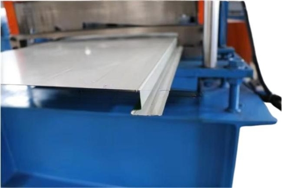 เครื่องกํากับผนังโลหะและโปรไฟล์ Soffit Roll Forming สําหรับผลิตภัณฑ์ปลายเรียบและสวยงาม